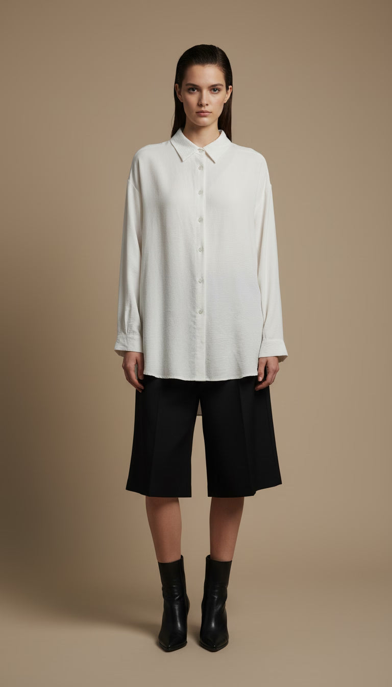 Cămașă lungă cu guler clasic și manșete oversize albă