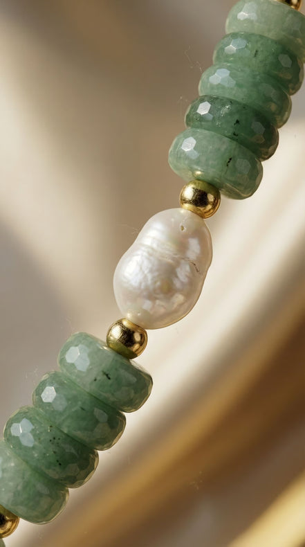 Colier Minimalist din Pietre Verzi Fațetate și Perlă Baroc