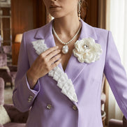 Sacou Lila cu Volane Albe și Broșă Florală – Design Laura Stoica