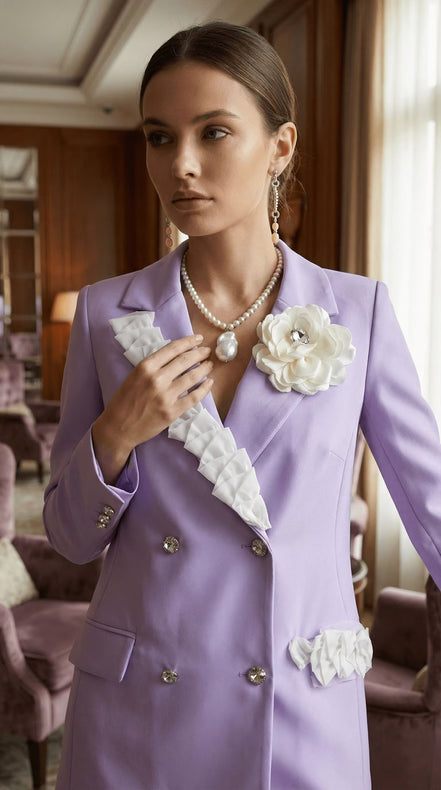 Sacou Lila cu Volane Albe și Broșă Florală – Design Laura Stoica