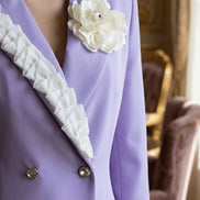 Sacou Lila cu Volane Albe și Broșă Florală – Design Laura Stoica