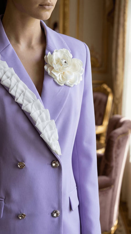 Sacou Lila cu Volane Albe și Broșă Florală – Design Laura Stoica