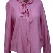 Elegant pink shirt with a relaxed fit