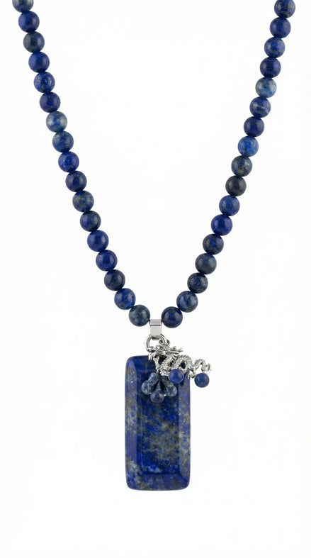Colier pe fundal alb din mărgele sferice albastre lapis lazuli și pandantiv dreptunghiular cu element metalic dragon.