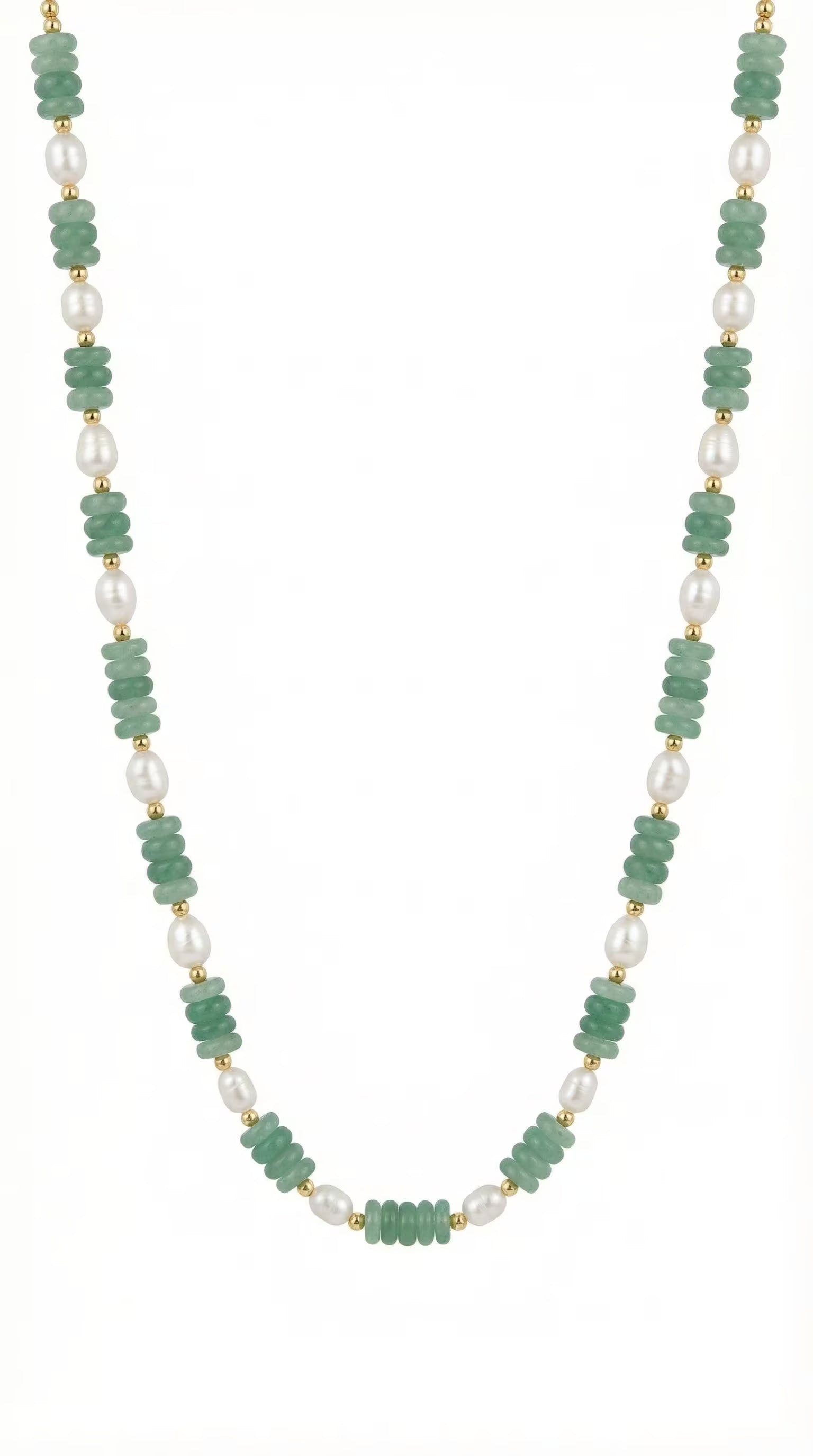 Colier desfășurat pe fundal alb compus din șirag subțire de pietre verzi și element central din perlă albă alungită cu închidere argintie.