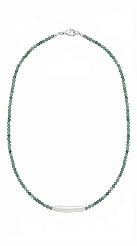Colier desfășurat pe fundal alb compus din șirag subțire de pietre verzi și element central din perlă albă alungită cu închidere argintie.