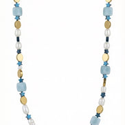 Colier desfășurat pe fundal alb compus din cuburi de acvamarin perle naturale albe și stele mici din hematit albastru metalizat.