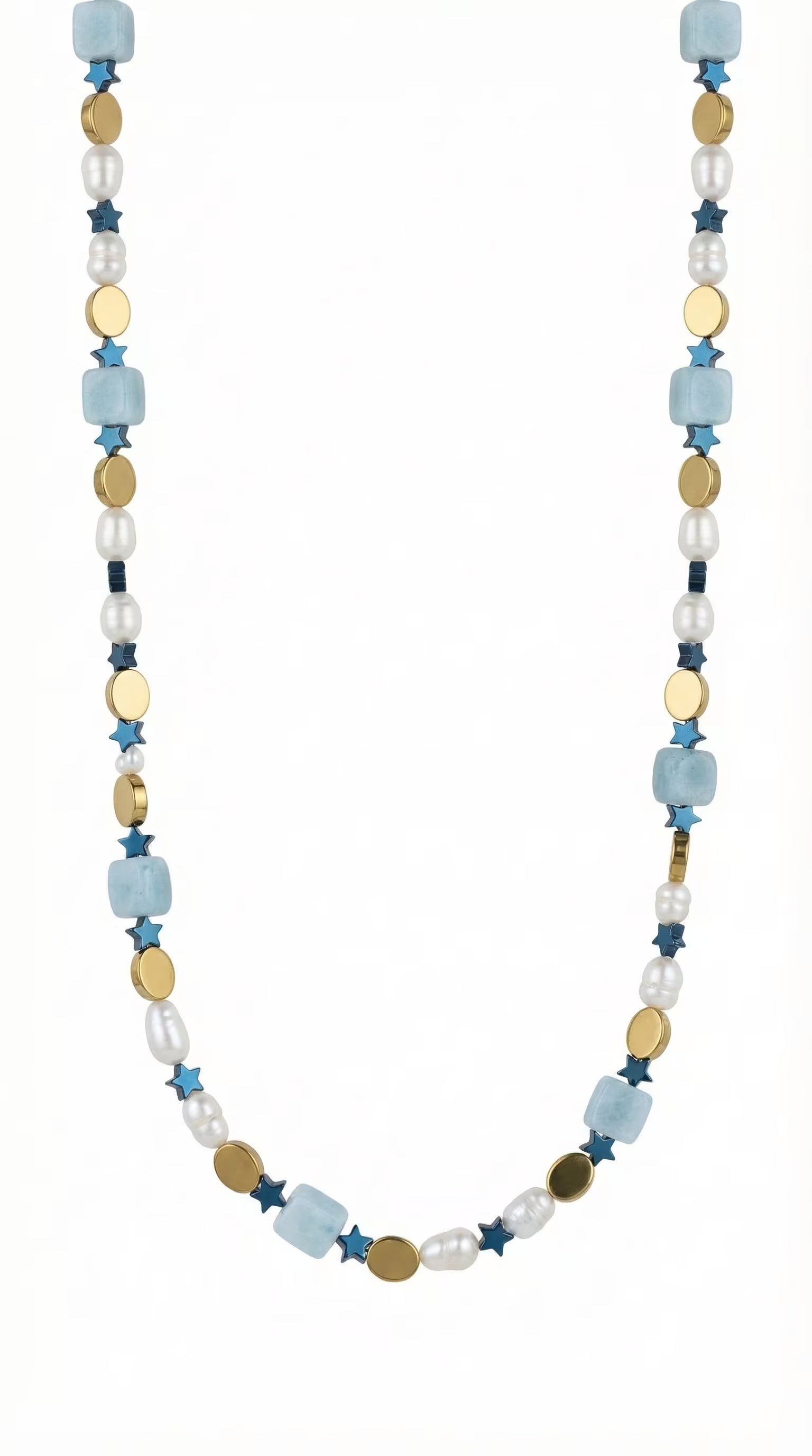 Colier desfășurat pe fundal alb compus din cuburi de acvamarin perle naturale albe și stele mici din hematit albastru metalizat.