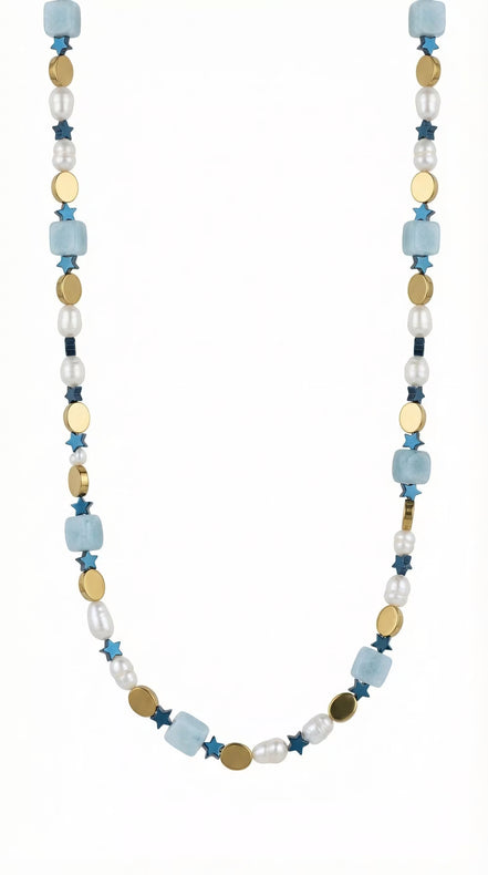 Colier desfășurat pe fundal alb compus din cuburi de acvamarin perle naturale albe și stele mici din hematit albastru metalizat.