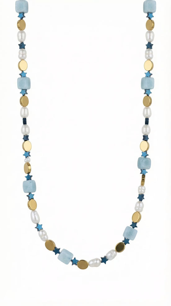 Colier desfășurat pe fundal alb compus din cuburi de acvamarin perle naturale albe și stele mici din hematit albastru metalizat.