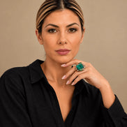 Inel unicat verde cu malachit, jad și pirită, purtat cu o cămașă neagră