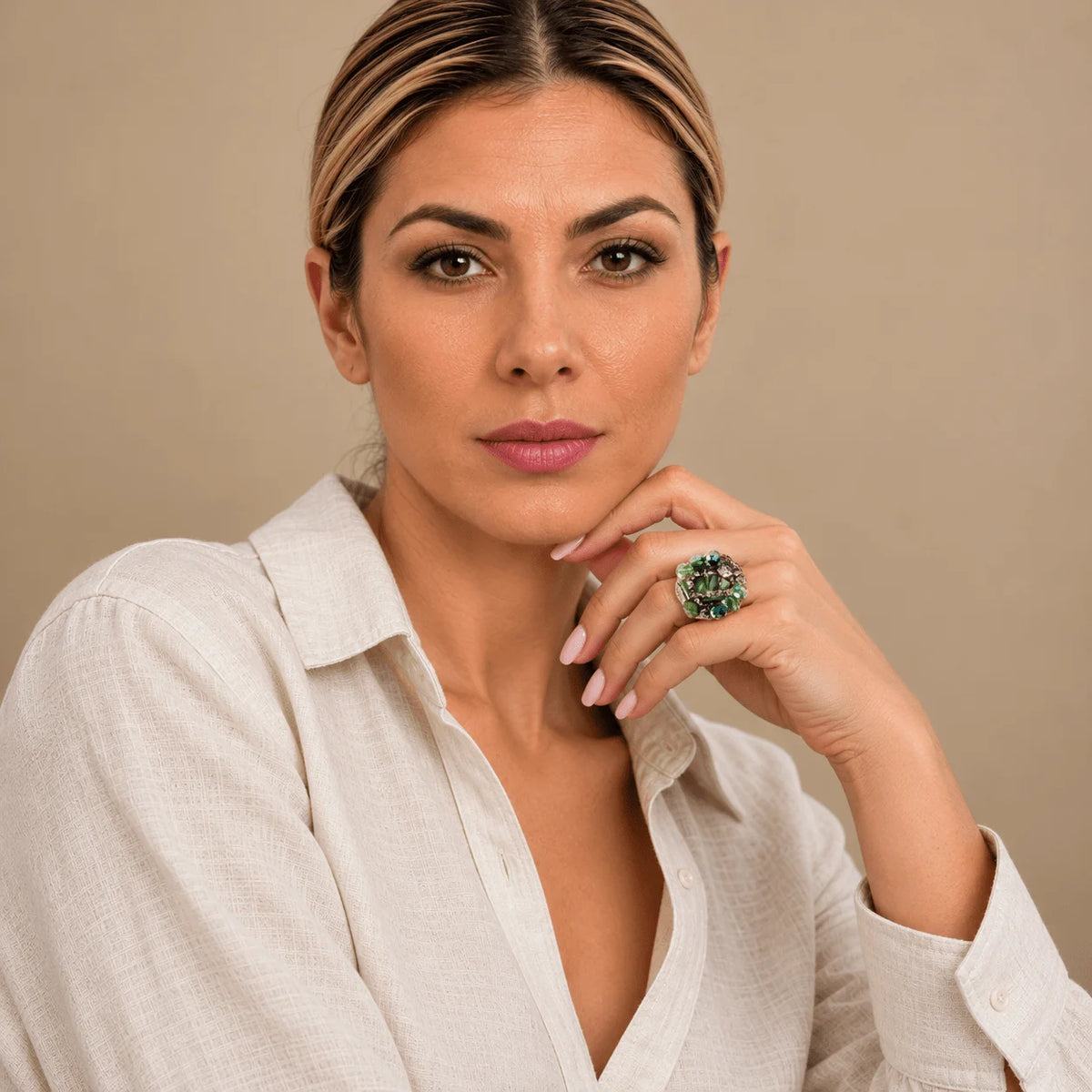 Inel statement cu jad verde și cristale purtat cu o cămașă albă
