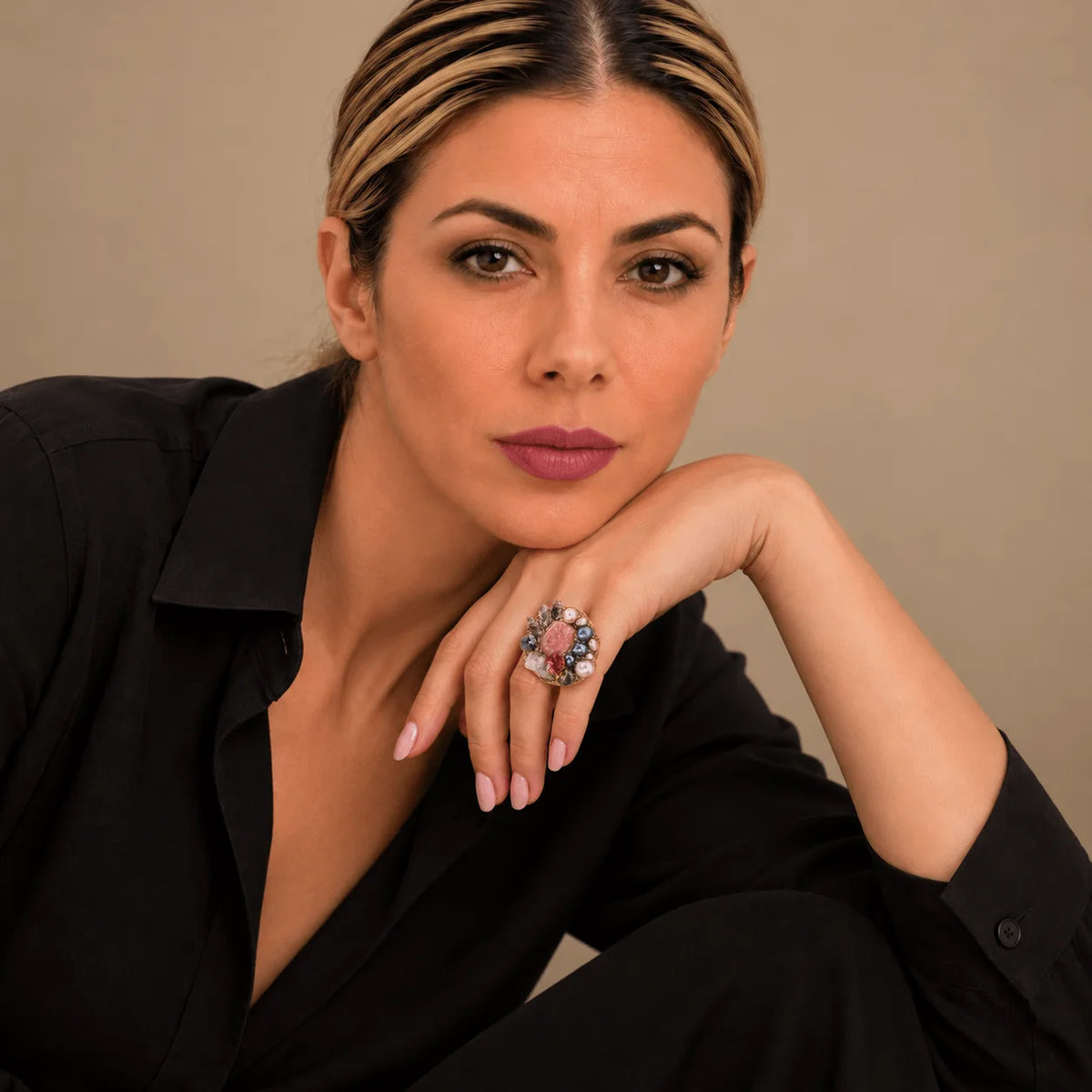 Inel statement cu rodonit, lepidolit și perle naturale, purtat cu o cămașă neagră