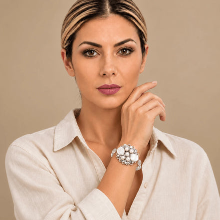 Brățară statement cu perle și cristale purtată cu o cămașă albă