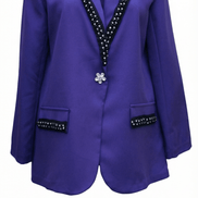 Sacou structurat de culoare mov intens pozat pe fundal alb cu revere decorate cu bandă neagră și cristale și nasture floare.