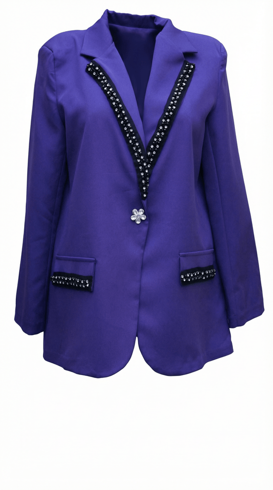 Sacou structurat de culoare mov intens pozat pe fundal alb cu revere decorate cu bandă neagră și cristale și nasture floare.