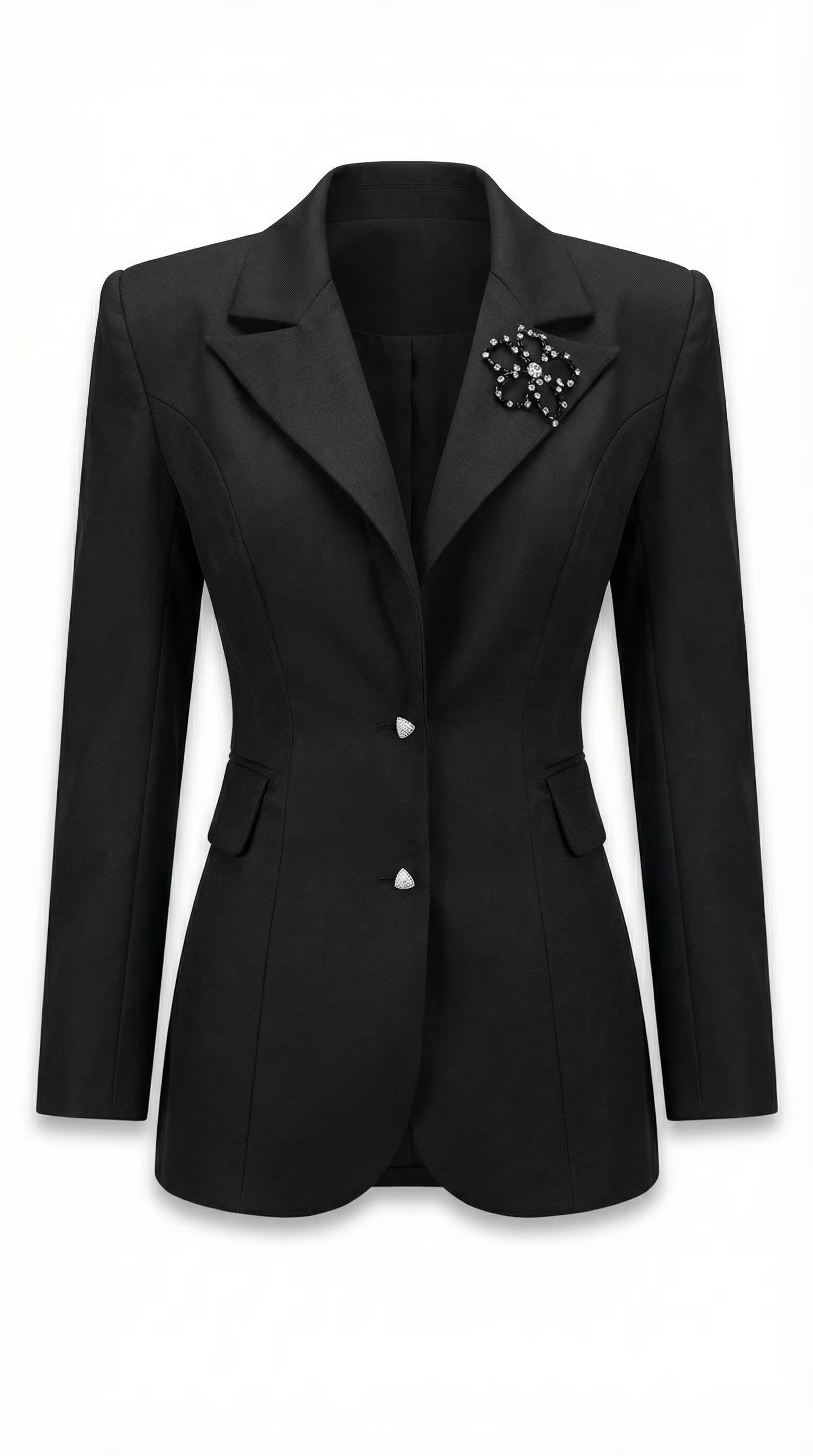 Sacou negru cambrat pozat pe manechin invizibil cu revere ascuțite satinate nasturi triunghiulari și broșă florală aplicată.