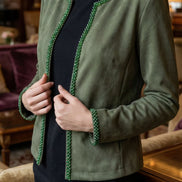 Vedere frontală a jachetei verzi cu manșet