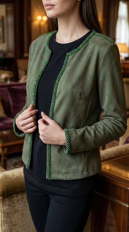 Vedere frontală a jachetei verzi cu manșet