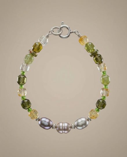 Detaliu brățară cu citrin natural fațetat, peridot verde și perle de cultură - bijuterie artizanală
