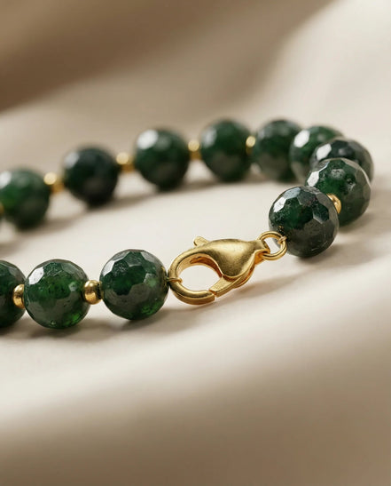 Brățară realizată manual din moldavit fațetat și hematit auriu, cu închizătoare placată cu aur - OK Lux. All rights reserved. - Bijuterii - 