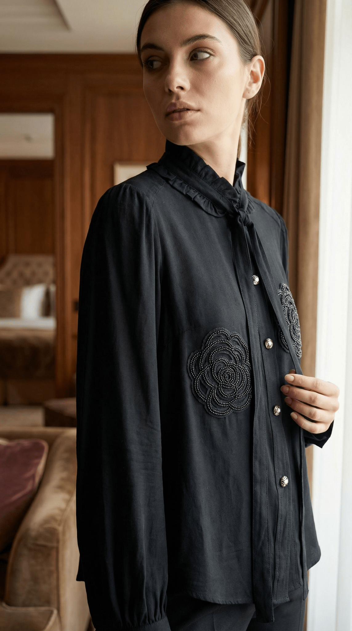 Cămașă „Midnight Rose” – Neagră cu Trandafiri din Mărgele și Eșarfă - OK Lux. All rights reserved. - Shirts - 