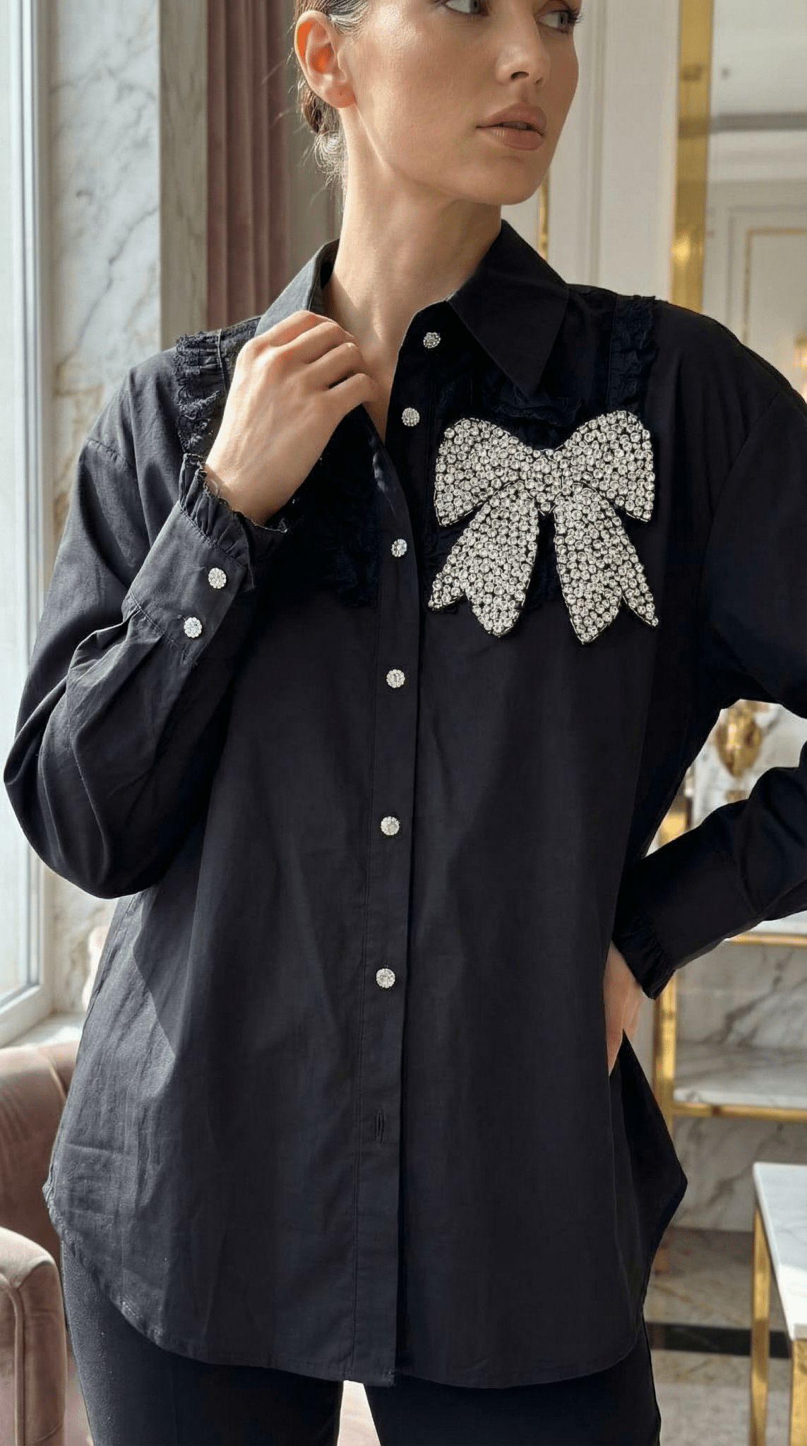 Cămașă Statement „Crystal Bow” – Neagră cu Fundă și Cristale - OK Lux. All rights reserved. - Shirts - 