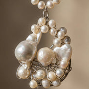 Detaliu pandantiv baroc unicat cu perle de cultură și argint 925