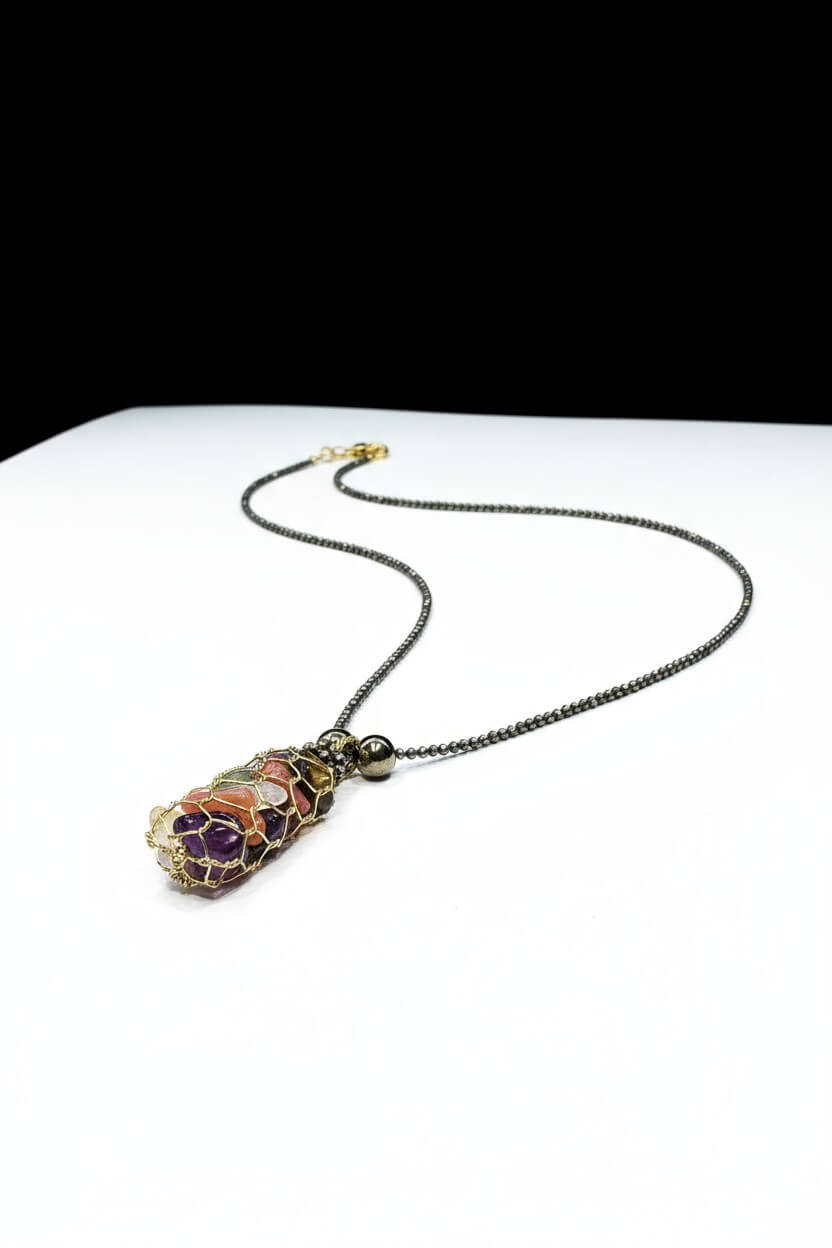 Colier Auriu cu Pietre Semiprețioase: Pirită, Hematit și 7 Chakre - OK Lux. All rights reserved. - Necklaces - 