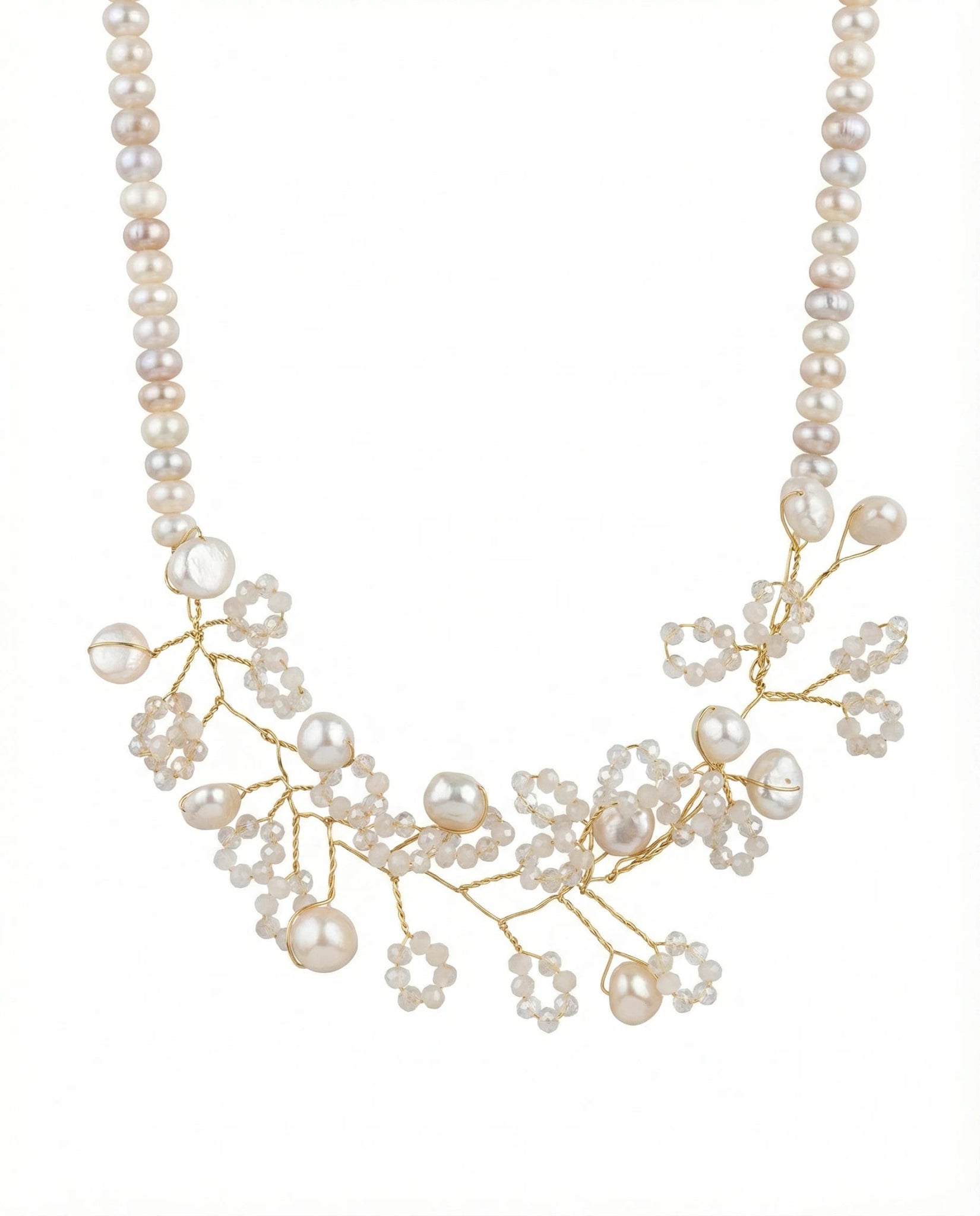 Colier handmade din perle de cultură și cristale ivoire, lungime 45cm, cu lucrătură din sârmă de modelaj.