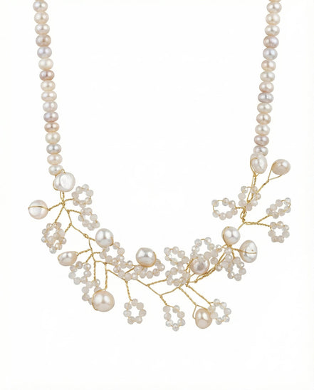 Colier handmade din perle de cultură și cristale ivoire, lungime 45cm, cu lucrătură din sârmă de modelaj.