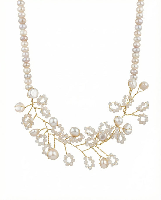 Colier handmade din perle de cultură și cristale ivoire, lungime 45cm, cu lucrătură din sârmă de modelaj.