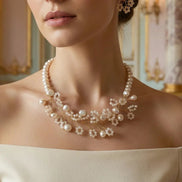 Femeie purtând colier din perle de cultură și cristale ivoire cu închizătoare placată cu aur