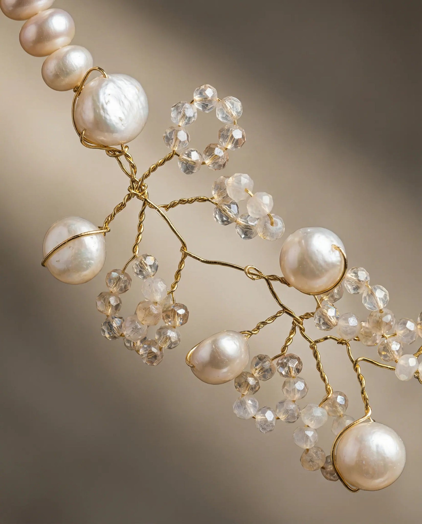 Detaliu colier perle de cultură și cristale ivoire cu închizătoare placată cu aur