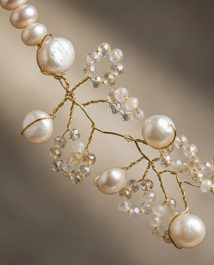 Detaliu colier perle de cultură și cristale ivoire cu închizătoare placată cu aur