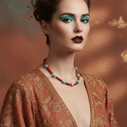 Detaliu colier cu pietre semiprețioase amazonit, coral, hematit și oțel inoxidabil - design contemporan