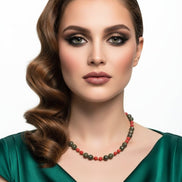 Femeie poarta colier cu pietre semiprețioase amazonit, coral, hematit și oțel inoxidabil - design contemporan.