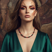 Detaliu colier cu pietre semiprețioase amazonit, coral, hematit și oțel inoxidabil - design contemporan