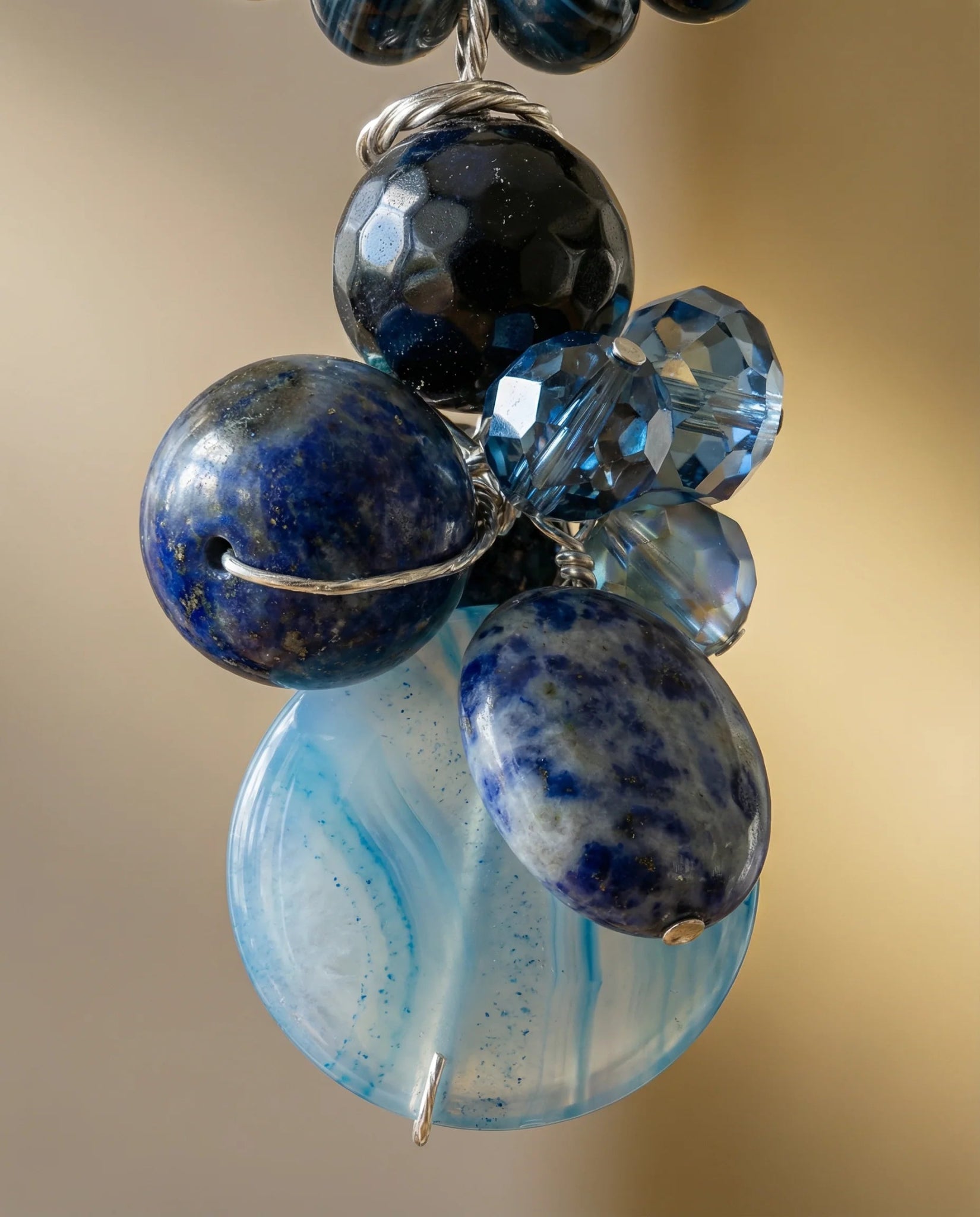 Detaliu colier agate dantelate cu pandantiv acvamarin, turcoaz și închizătoare argint 925