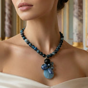 Femeie purtând colier din agate dantelate cu pandantiv acvamarin, turcoaz și cristale, argint 925