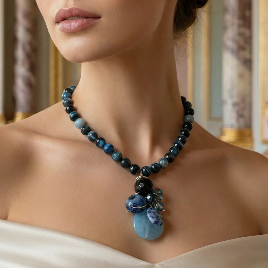 Femeie purtând colier din agate dantelate cu pandantiv acvamarin, turcoaz și cristale, argint 925