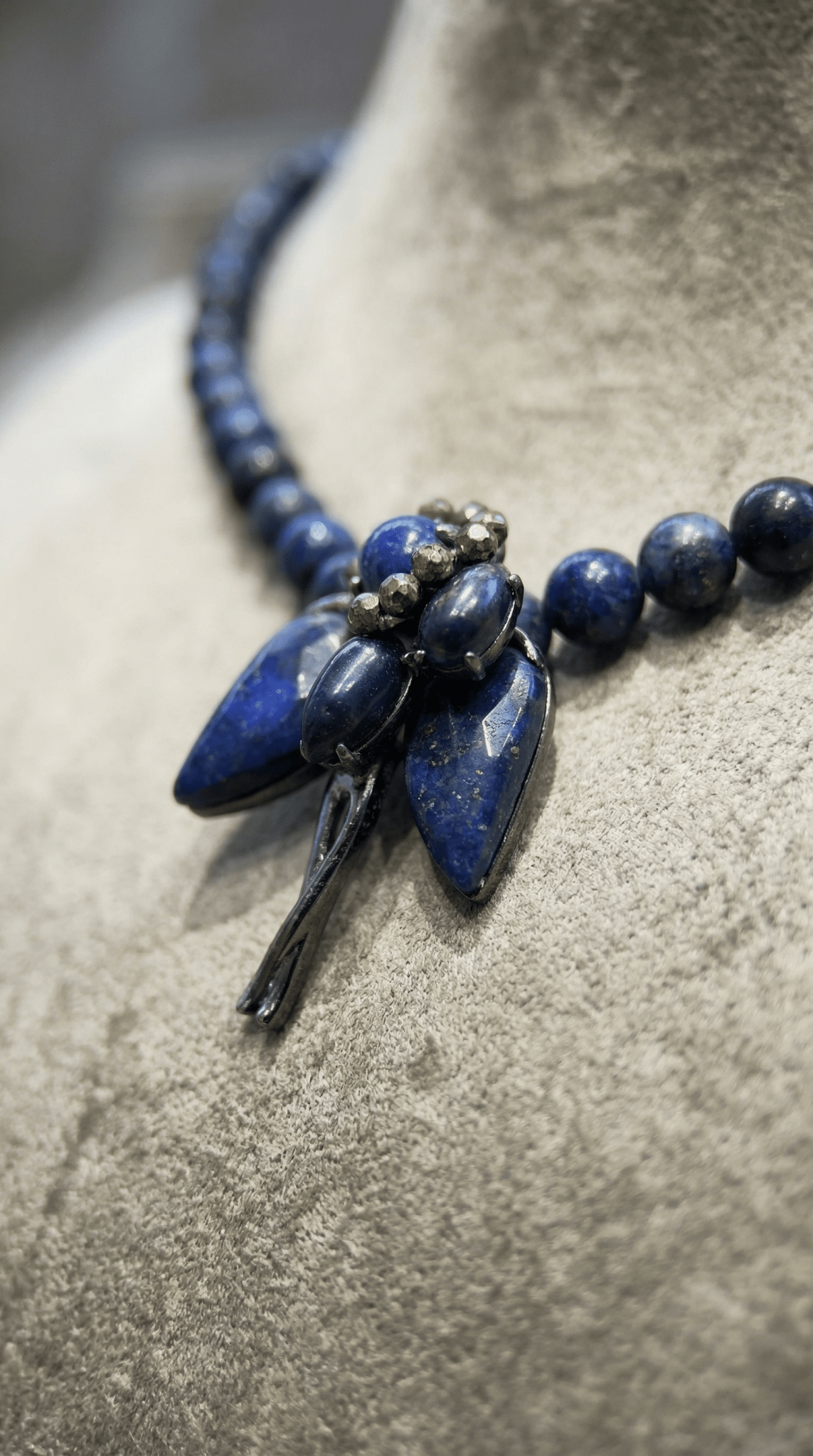 Colier din Lapis Lazuli cu Pandantiv Floral Stilizat și Accente Metalice - OK Lux. All rights reserved. - Necklaces - 