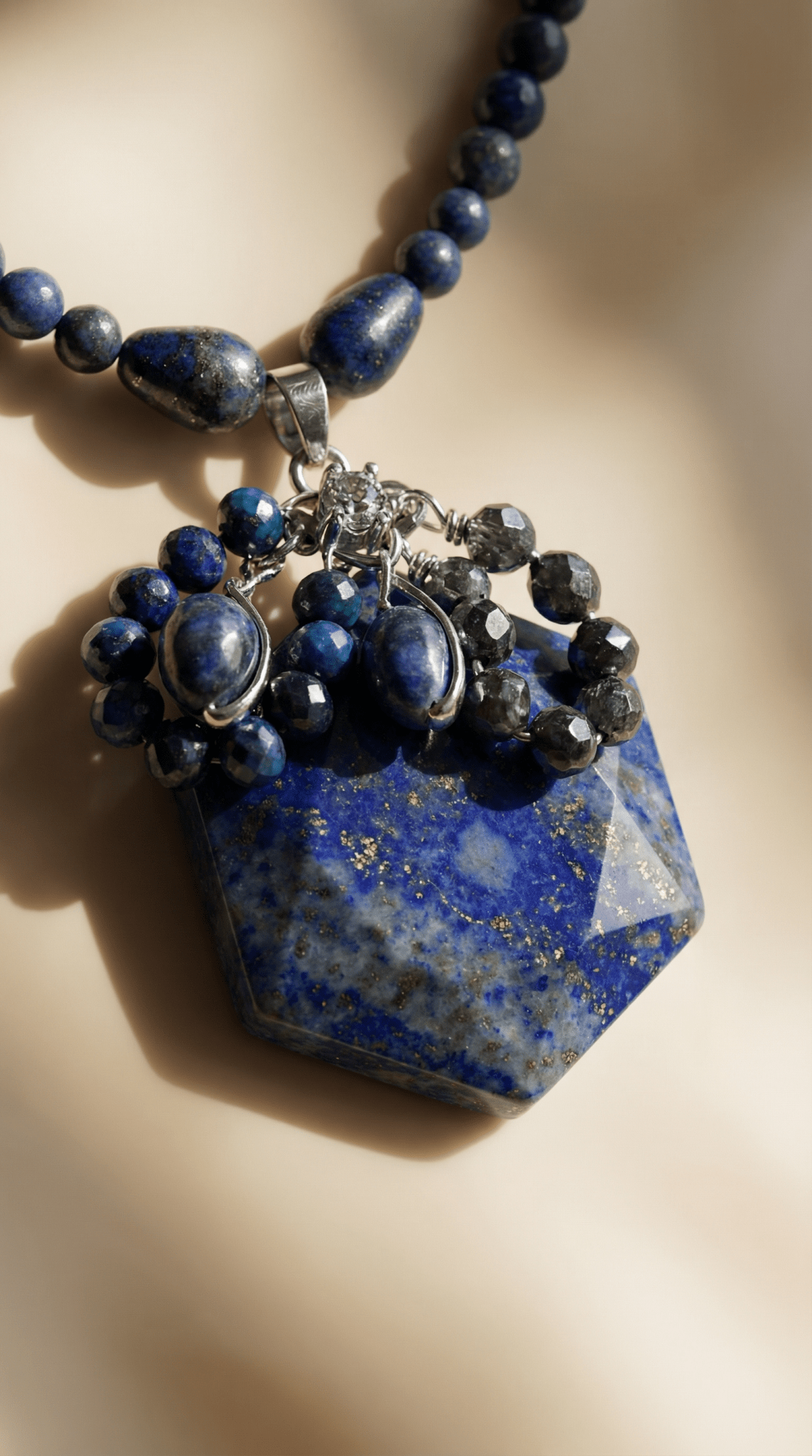 Colier din Lapis Lazuli cu Pandantiv Hexagonal și Cluster de Pirită - OK Lux. All rights reserved. - Necklaces - 