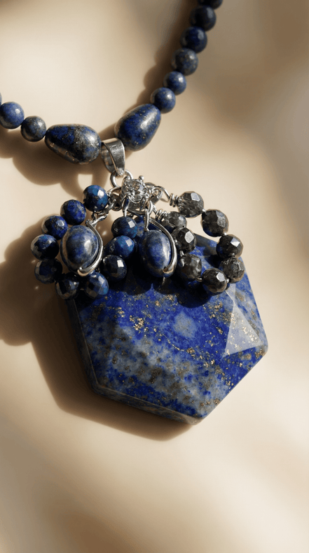 Colier din Lapis Lazuli cu Pandantiv Hexagonal și Cluster de Pirită - OK Lux. All rights reserved. - Necklaces - 