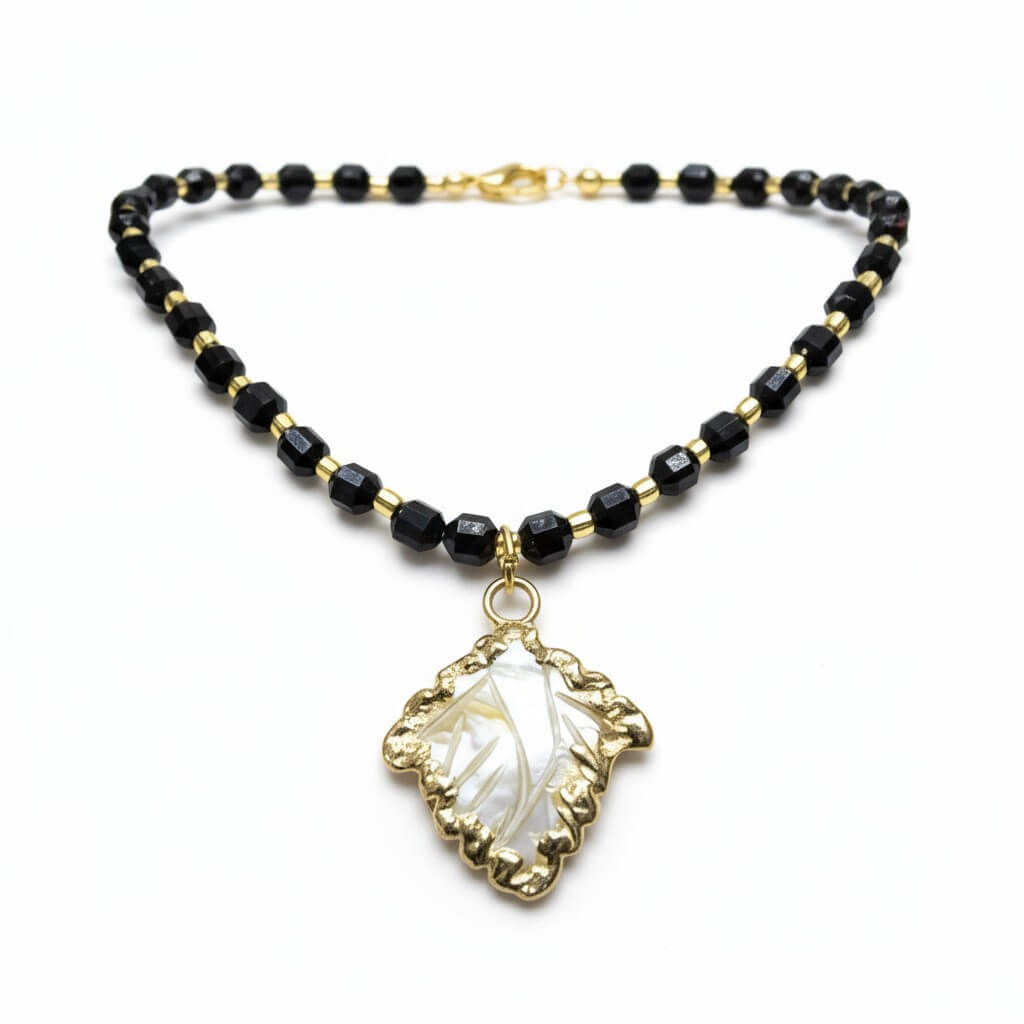 Colier din Onix Fațetat de 8mm cu Despărțitoare Aurii și Pandantiv Frunză de Sidef - OK Lux. All rights reserved. - Necklaces - 