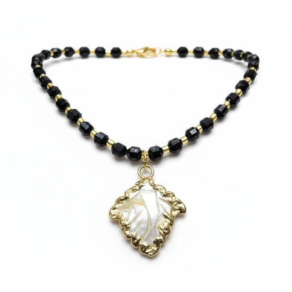 Colier statement din onix negru fatetat 8mm cu despărțitoare aurii și pandantiv frunză de side