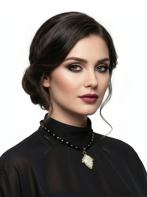 Colier din Onix Fațetat de 8mm cu Despărțitoare Aurii și Pandantiv Frunză de Sidef - OK Lux. All rights reserved. - Necklaces - 