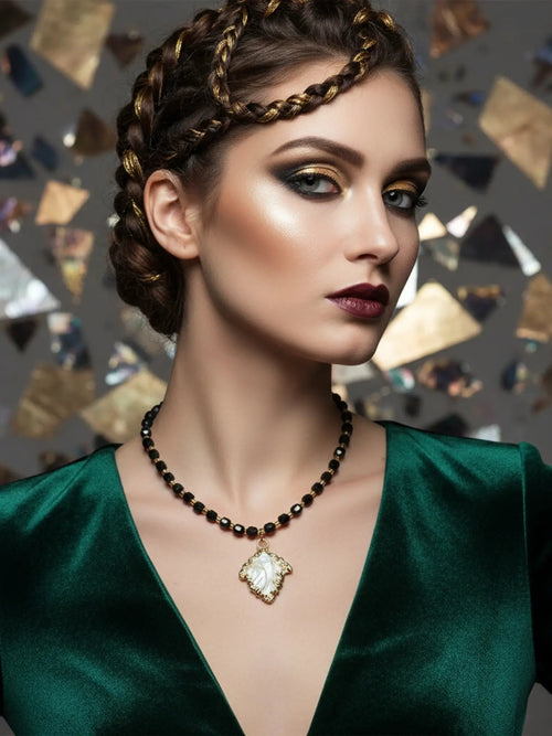 Colier din Onix Fațetat de 8mm cu Despărțitoare Aurii și Pandantiv Frunză de Sidef - OK Lux. All rights reserved. - Necklaces - 