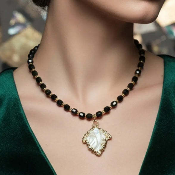 Colier elegant din onix fatetat 8mm cu accente aurii și pandantiv frunză de sidef - vedere completă