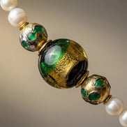 Detaliu colier perle de cultură neregulate și piatră Murano emailată cu închizătoare oțel inoxidabil